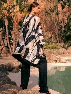 Reversible Amy Ben Poncho - Abstract Noir -Diarrablu reversible amy ben poncho abstract noir 192513